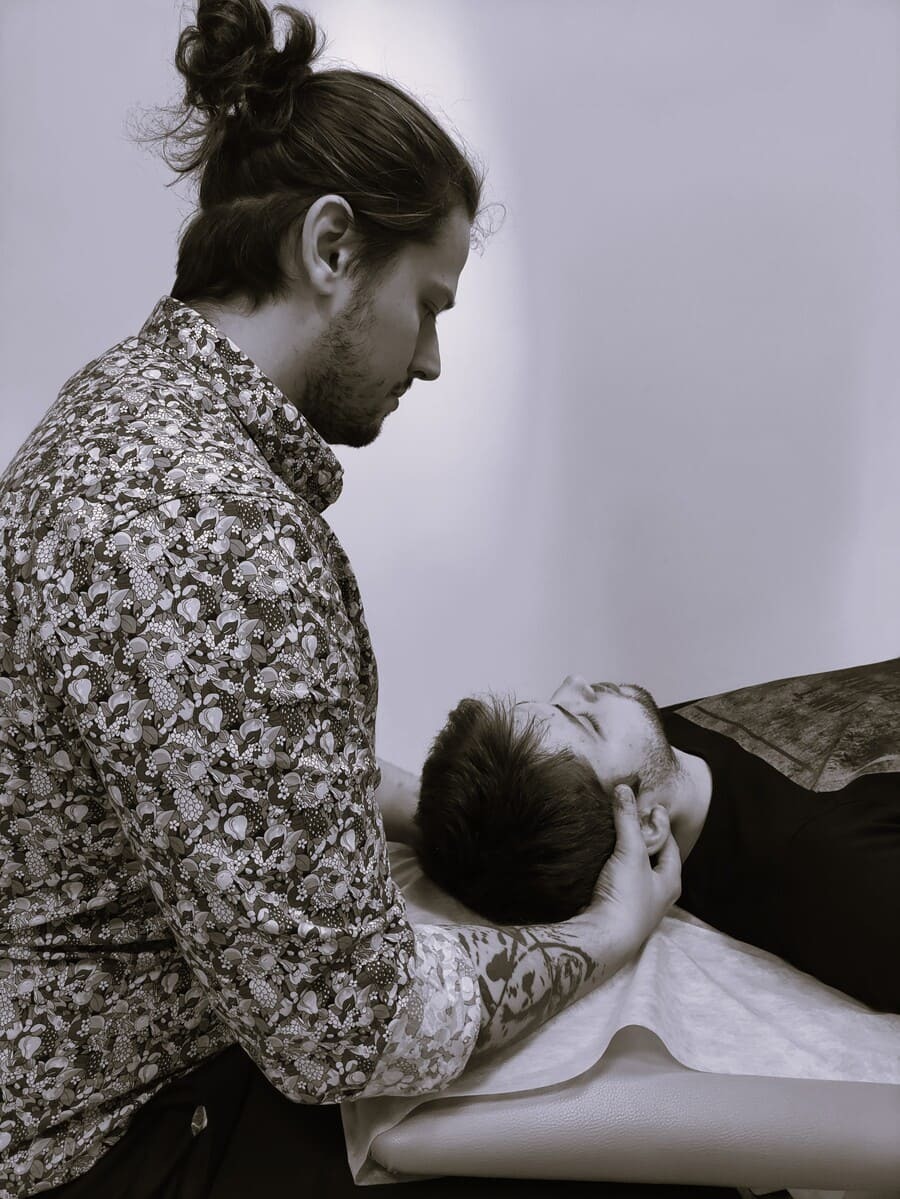 Osteopatia, Chiropraktyka ból szyi u mężczyzny Terapia bólu szyi u mężczyzny przy pomocy chiropraktyki i osteopatii