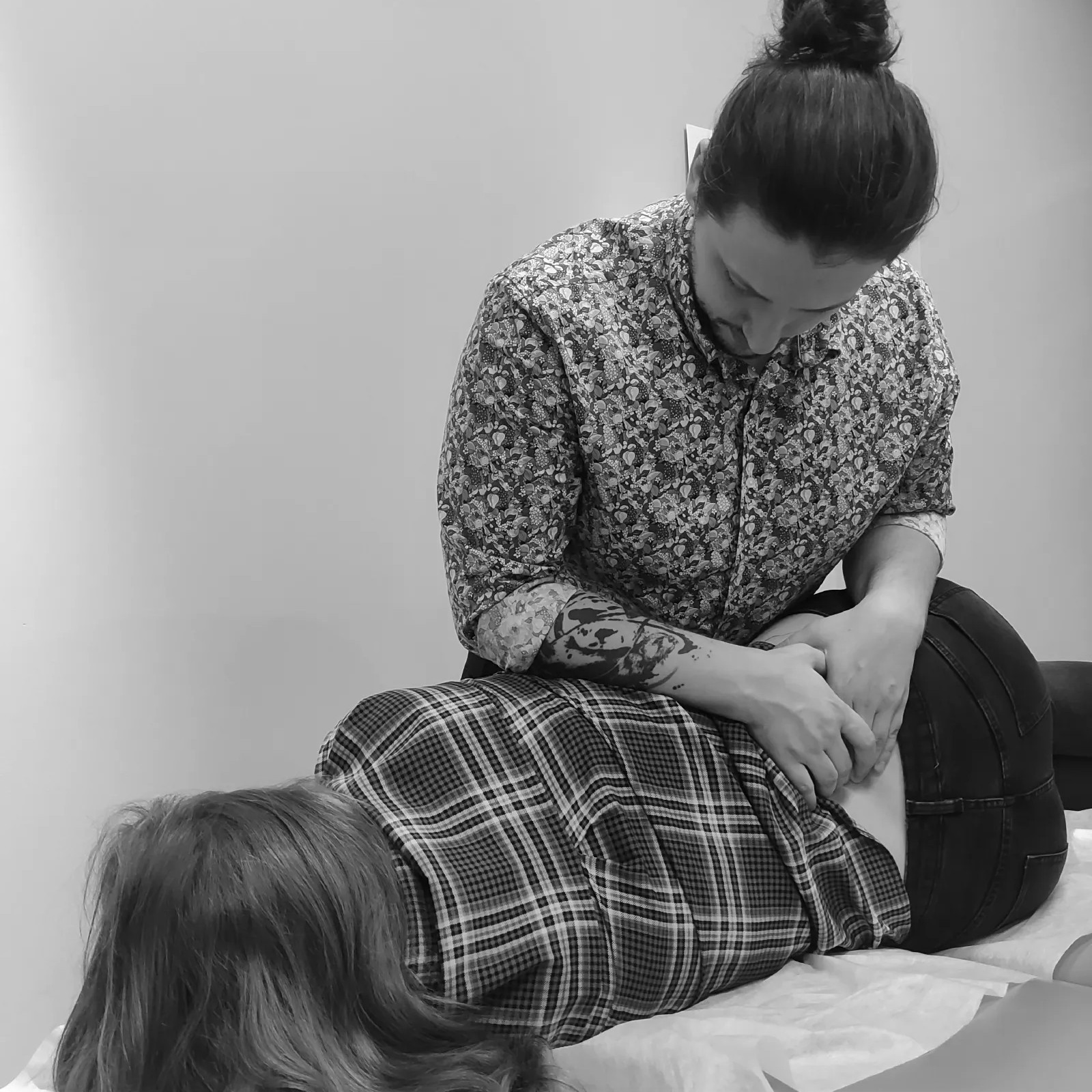 Chiropraktyka i osteopatia kręgosłupa u kobiety Chiropraktyka, osteopatia, terapia manualna kręgosłupa w bólach pleców u kobiety